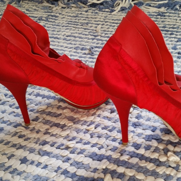 Soft Leather & Satin Shoes NWOT   👀👀 LOOK 👀👀 the color is the perfect Red ❤️ - Picture 8 of 8